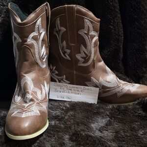 Source Unknown Brown Embroidered Heeled Boots